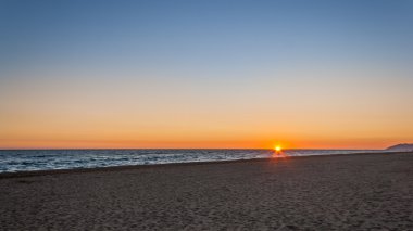 Sahilde gün batımı