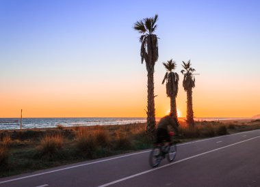 bir kişi Bisiklete binmek