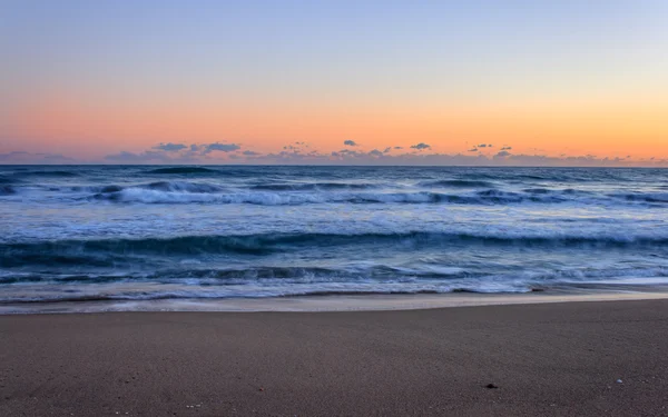 Zonsondergang op het strand — Stockfoto