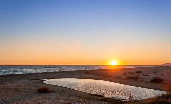 Pôr do sol na praia — Fotografia de Stock