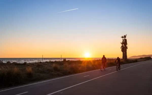 Casal de ciclistas de montanha ao pôr do sol — Fotografia de Stock