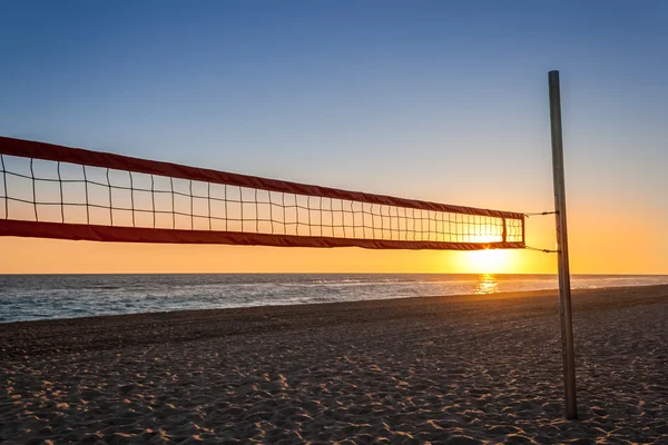 Волейбольна мережа на пляжі — стокове фото