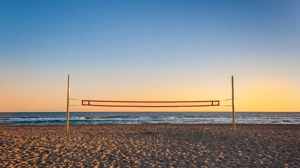 Plajda voleybol ağı — Stok fotoğraf