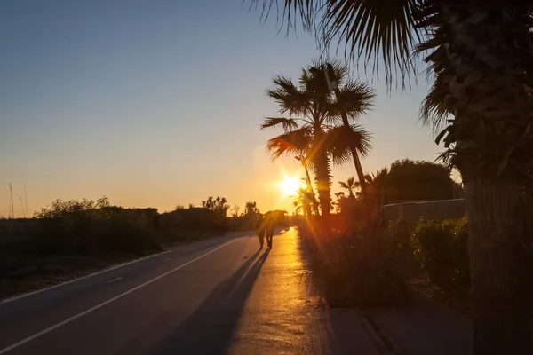 Paar wandelen met zonsondergang — Stockfoto