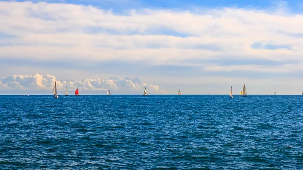 Yat yarışı ve deniz manzarası — Stok fotoğraf