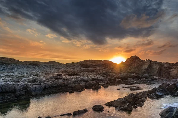 Zonsondergang op de rotsen — Stockfoto