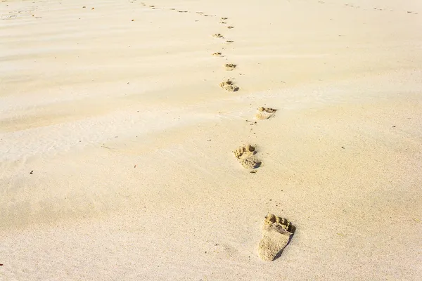 Voetafdrukken op het strand — Stockfoto