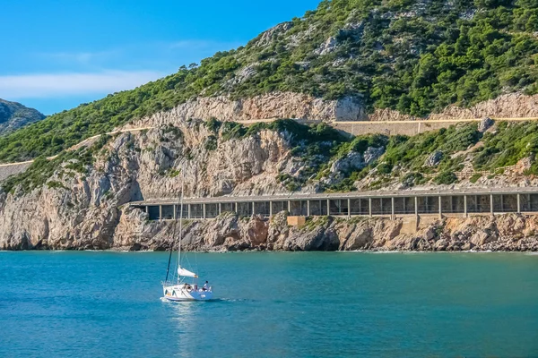 Якт плаває на блакитному морі — стокове фото