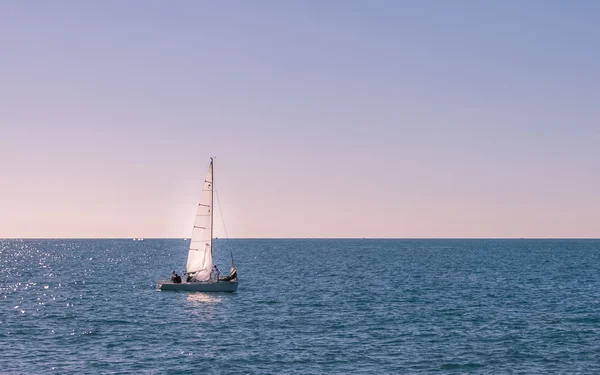 Yacht alone — Stock Photo, Image