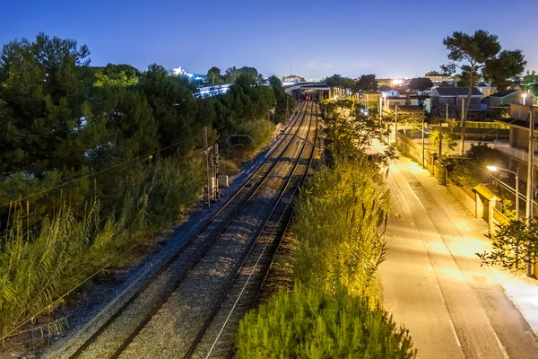 tren rayları gece