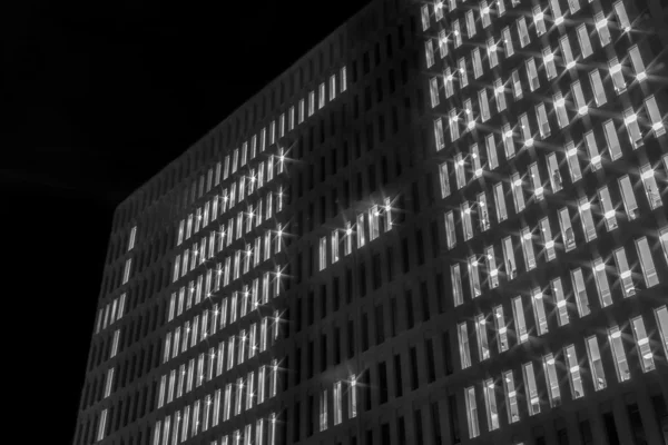 Gebäude und Fenster in der Nacht — Stockfoto
