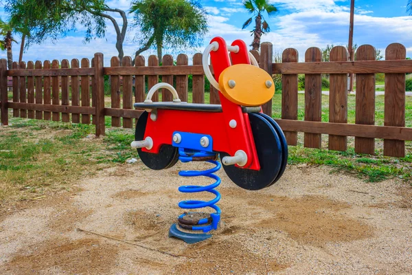 çocuklar parkta motosiklet