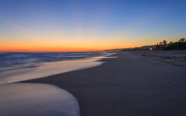 Zonsondergang op het strand — Stockfoto