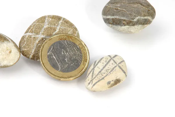 Камушки и монеты — стоковое фото