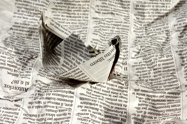 Zeitungsboot in den Nachrichten — Stockfoto