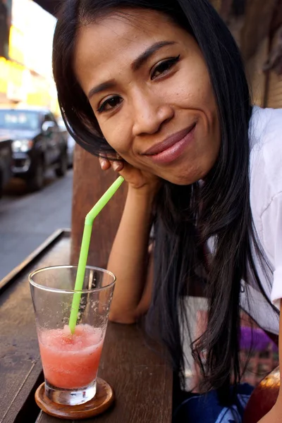 Senhora com bebida de gelo esmagada — Fotografia de Stock