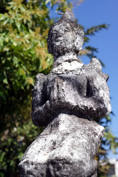 Estátua de oração tailandesa velha — Fotografia de Stock