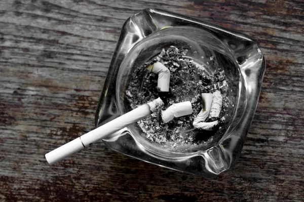 Пепельница и сигарета — стоковое фото