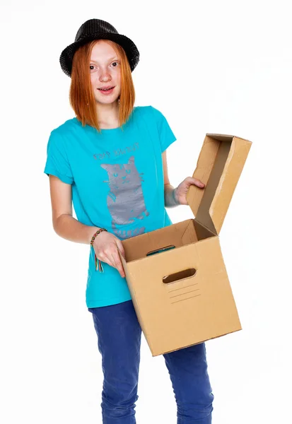 Девушка с коробкой изолированы на белом фоне — стоковое фото