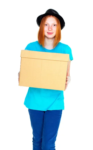 Chica con una caja aislada sobre fondo blanco —  Fotos de Stock