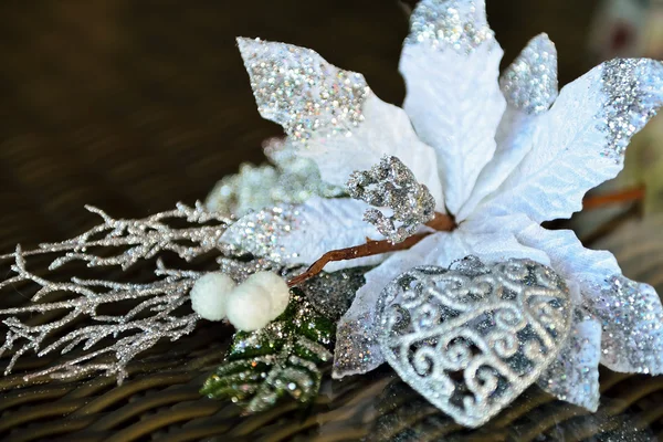 Figurina di un cuore e un fiore bianco sul tavolo di vimini — Foto Stock