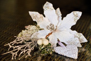 heykelcik bir kalp ve hasır masanın üzerine beyaz bir çiçek