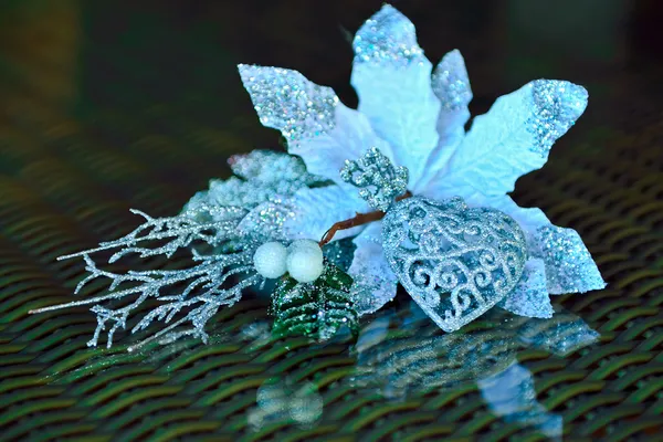 Figurina de um coração e uma flor branca na mesa de vime — Fotografia de Stock