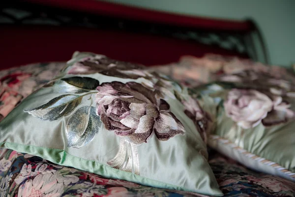 Μαξιλάρι στο κρεβάτι — Φωτογραφία Αρχείου