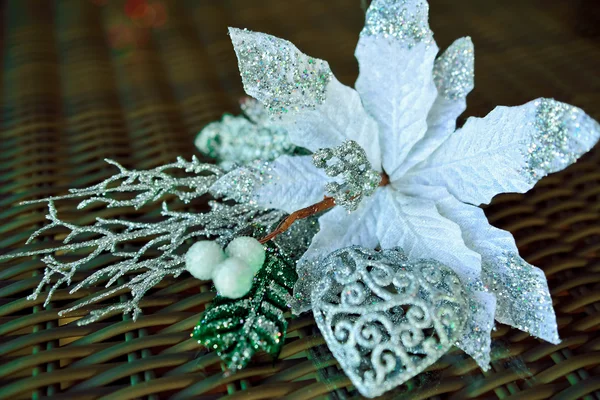 Figurine of a heart and a white flower on the wicker table — Stock Photo, Image