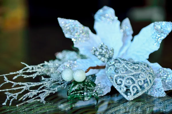 Figura de un corazón y una flor blanca sobre la mesa de mimbre —  Fotos de Stock