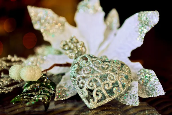 Figurine of a heart and a white flower on the wicker table — Stock Photo, Image