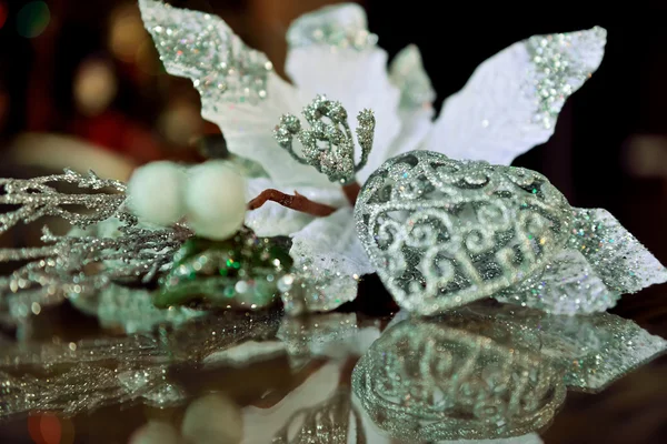 Figura de coração e flor branca refletida no vidro — Fotografia de Stock