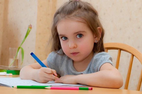 テーブルでの赤ちゃん女の子座って書く ストック写真