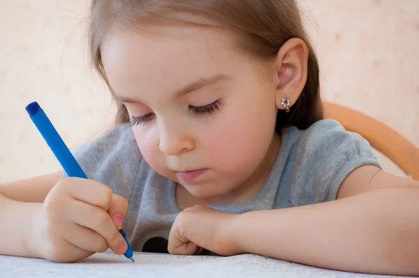 Bébé fille assis écriture à la table — Photo