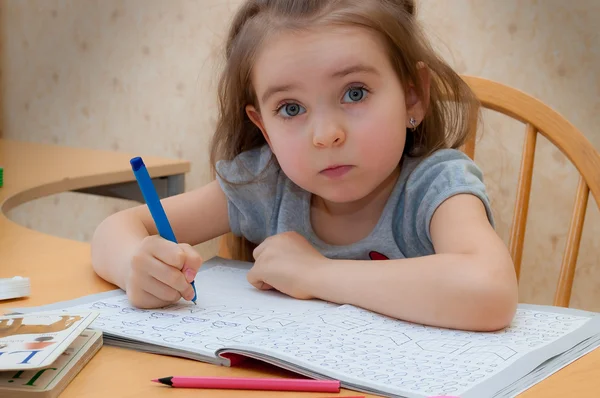 テーブルでの赤ちゃん女の子座って書く ストックフォト