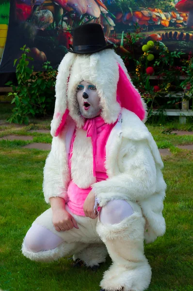 Schauspieler im Hasen beim Kinderferienprogramm Stockfoto