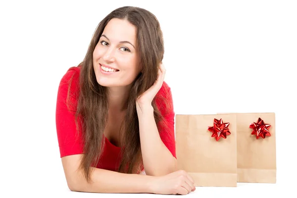 Mooie brunette vrouw in Kerst outfit met presenteert — Stockfoto