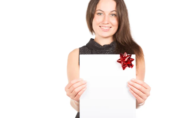 Mooie brunette vrouw met wit papier met lint — Stockfoto