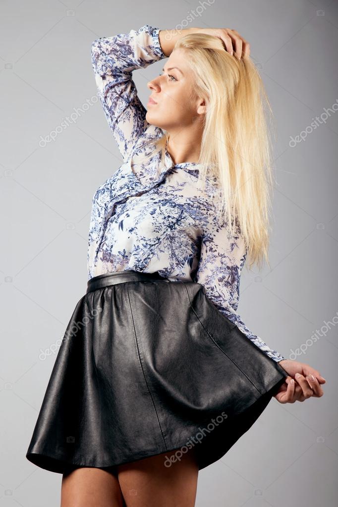 blondinki-v-kozhanih-yubkah-foto-telok-bolshim-chlenom