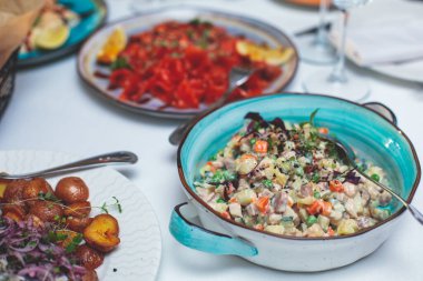 Yemek masası, çeşitli atıştırmalıklar ve aperatiflerle süslenmiş güzel bir ziyafet kurumsal doğum günü etkinliği ya da düğün kutlaması, deniz ürünleri, kanepe, lüks şarküteri seti.