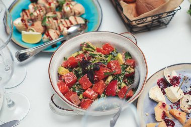 Yemek masası, çeşitli atıştırmalıklar ve aperatiflerle süslenmiş güzel bir ziyafet kurumsal doğum günü etkinliği ya da düğün kutlaması, deniz ürünleri, kanepe, lüks şarküteri seti.