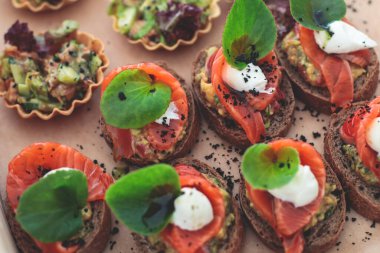 Yemek masası, çeşitli atıştırmalıklar ve aperatiflerle süslenmiş güzel bir ziyafet kurumsal doğum günü etkinliği ya da düğün kutlaması, deniz ürünleri, kanepe, lüks şarküteri seti.