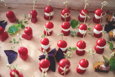 Yemek masası, çeşitli atıştırmalıklar ve aperatiflerle süslenmiş güzel bir ziyafet kurumsal doğum günü etkinliği ya da düğün kutlaması, deniz ürünleri, kanepe, lüks şarküteri seti.