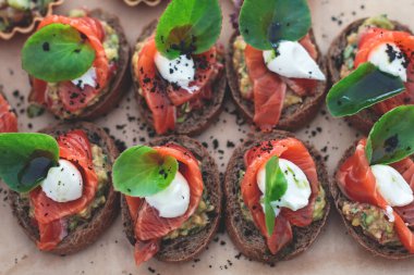 Yemek masası, çeşitli atıştırmalıklar ve aperatiflerle süslenmiş güzel bir ziyafet kurumsal doğum günü etkinliği ya da düğün kutlaması, deniz ürünleri, kanepe, lüks şarküteri seti.