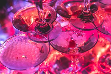 Bardaklar piramidi, alkollü içecekler, doldurma ve doldurma farklı renkte alkollü kokteyller ve bir partide kuru buz,