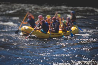 Beyaz su raftingi sırasında botlar su akıntıları üzerinde ekstrem su sporları, nehirde kano ve kano, su sporları ekibi ve büyük bir su sıçraması.