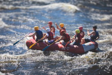 Beyaz su raftingi sırasında botlar su akıntıları üzerinde ekstrem su sporları, nehirde kano ve kano, su sporları ekibi ve büyük bir su sıçraması.