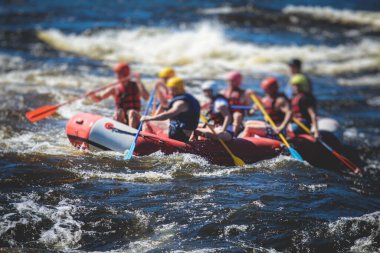 Beyaz su raftingi sırasında botlar su akıntıları üzerinde ekstrem su sporları, nehirde kano ve kano, su sporları ekibi ve büyük bir su sıçraması.