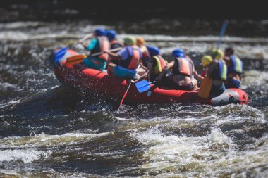 Beyaz su raftingi sırasında botlar su akıntıları üzerinde ekstrem su sporları, nehirde kano ve kano, su sporları ekibi ve büyük bir su sıçraması.