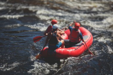 Beyaz su raftingi sırasında botlar su akıntıları üzerinde ekstrem su sporları, nehirde kano ve kano, su sporları ekibi ve büyük bir su sıçraması.